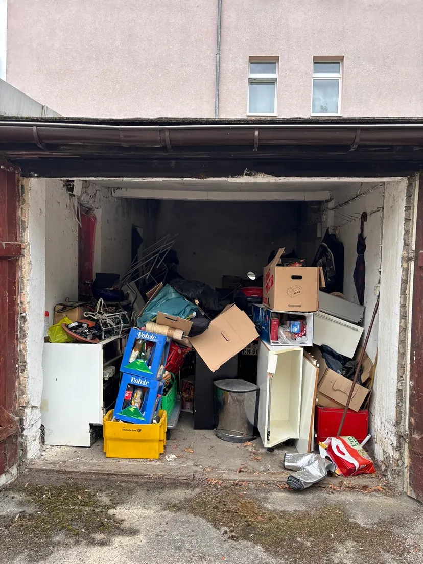 Volle Garage mit Getränkekisten, Kartons, Fahrrädern und Hausrat