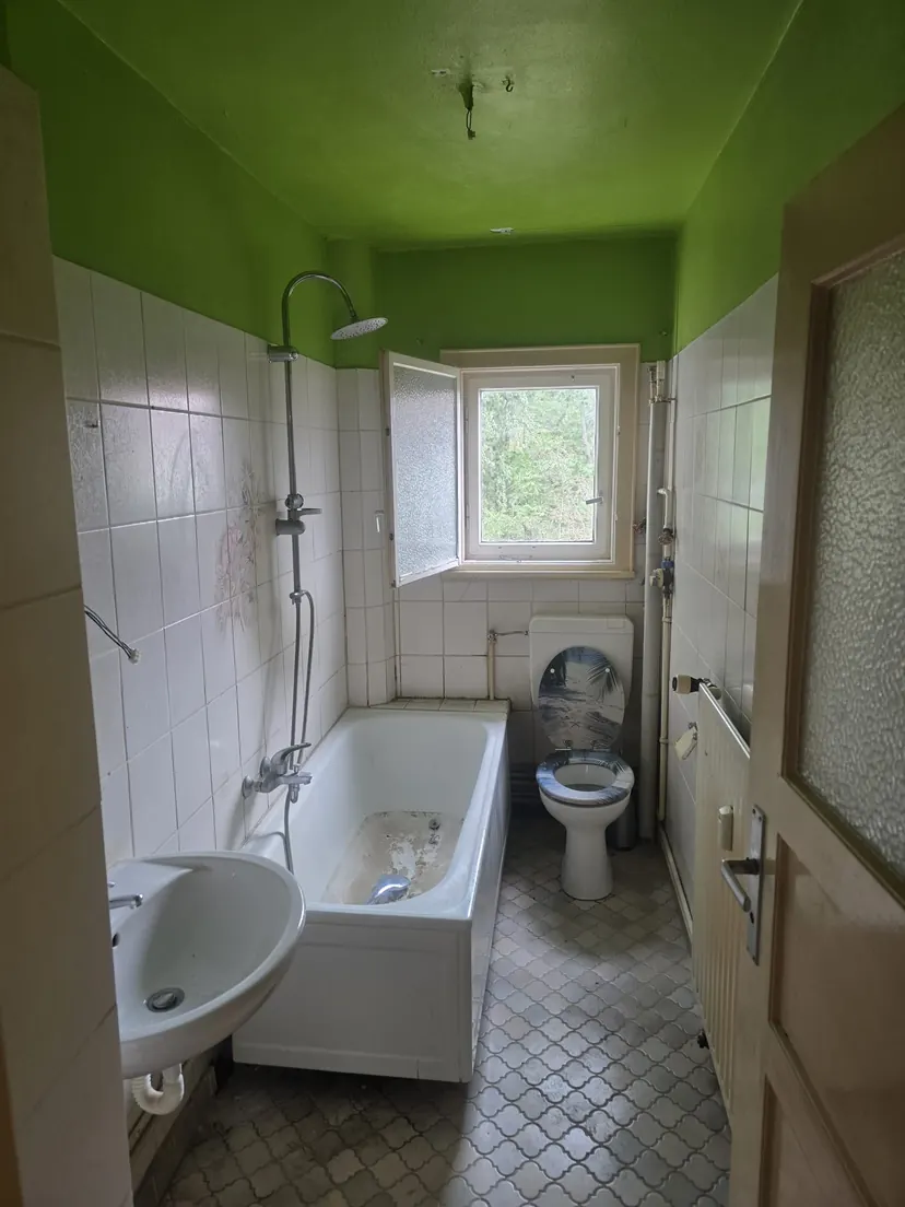 Badezimmer nach der Räumung, Waschbecken und Wanne frei