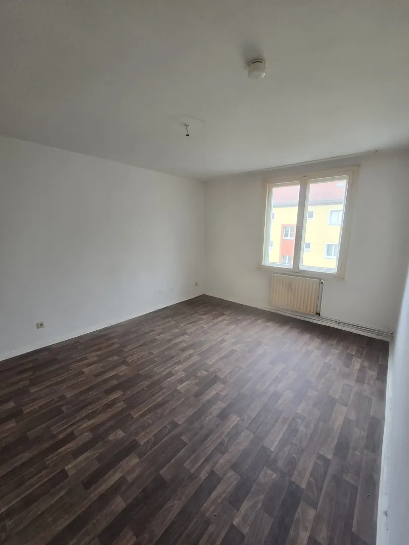 Dasselbe Zimmer nach der Räumung: leer, Boden frei, besenrein